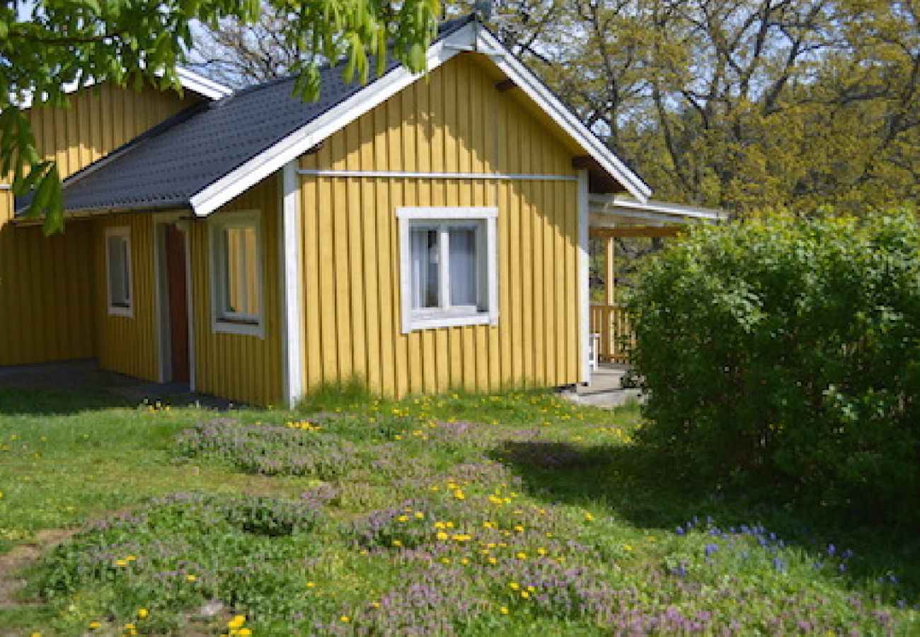 Ferienhaus in Vikbolandet - Flügelgebäude mit sehr schönen Seeblick 50 meter von der Badestelle