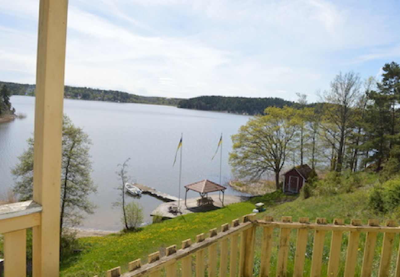 Ferienhaus in Vikbolandet - Flügelgebäude mit sehr schönen Seeblick 50 meter von der Badestelle