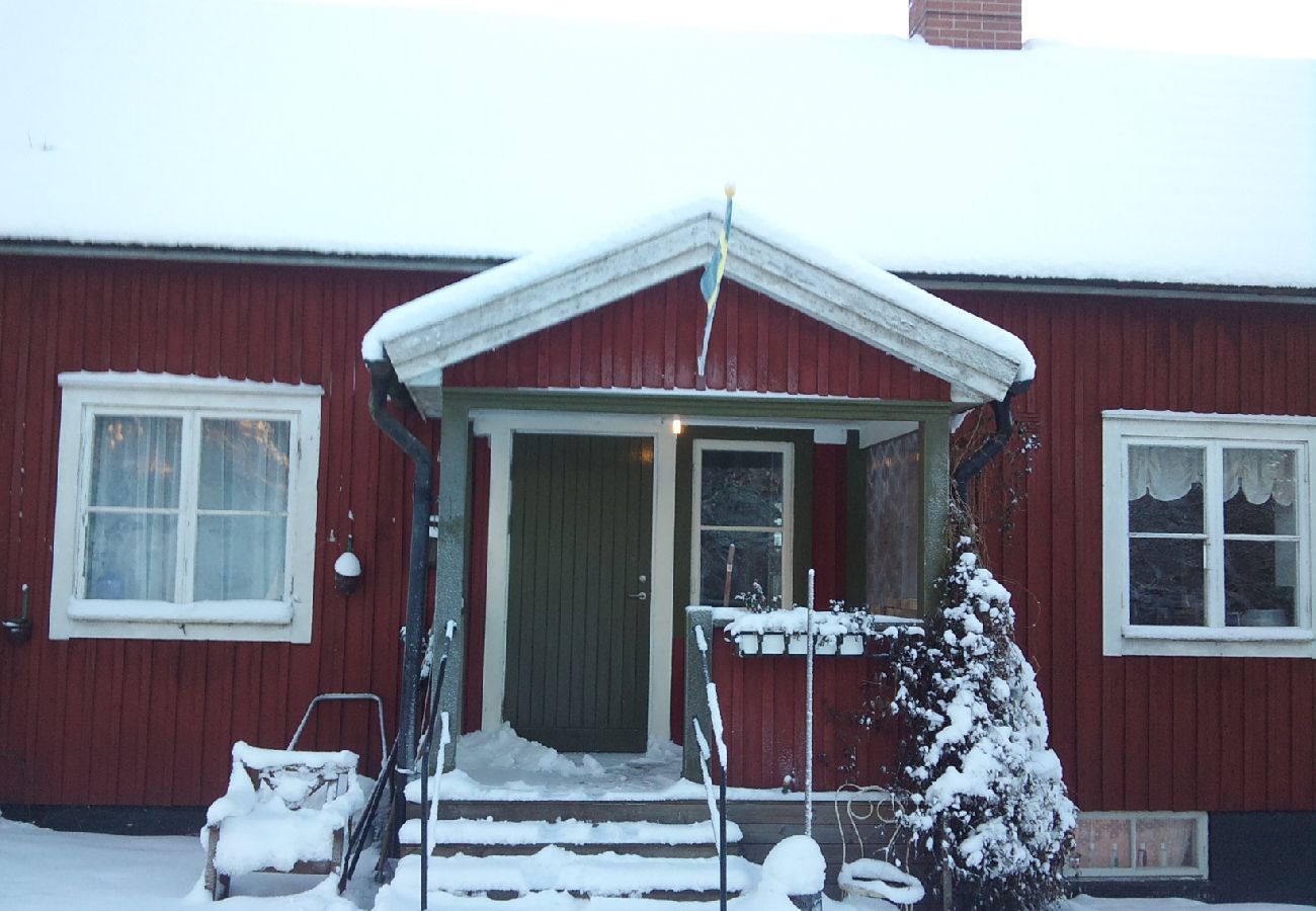 Ferienhaus in Bergshamra - Älteres Ferienhaus am See mit Boot in Roslagen