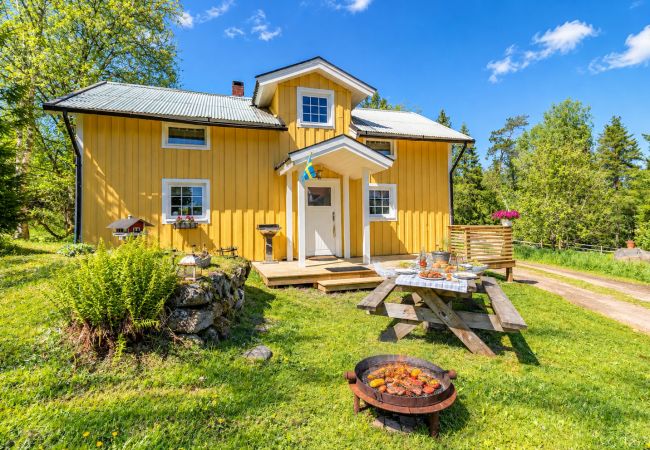 Ferienhaus in Håcksvik - Abenteuer und Erholung in Västergötland mit Boot, Badetonne und Kanu