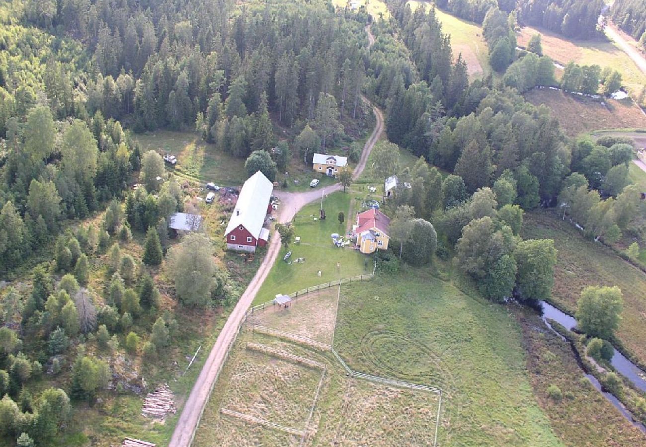 Ferienhaus in Håcksvik - Abenteuer und Erholung in Västergötland mit Boot, Badetonne und Kanu