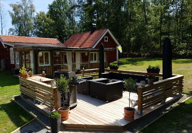 Ferienhaus in Jät - Ferienhaus direkt am See Åsnen (Achtung: Kein Strom und fliessend Wasser) Ferienhaus in Jät - Ferienhaus direkt am See Åsnen (Achtung: Kein Strom und fliessend Wasser)