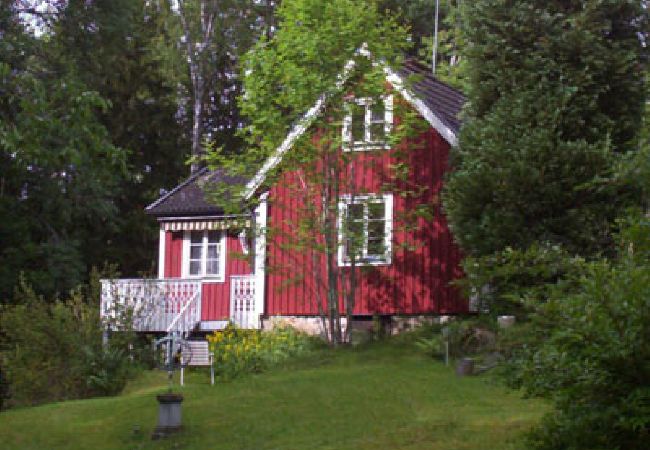 Ferienhaus in Vissefjärda - Rot-weisses Ferienhaus mit Boot unweit vom See