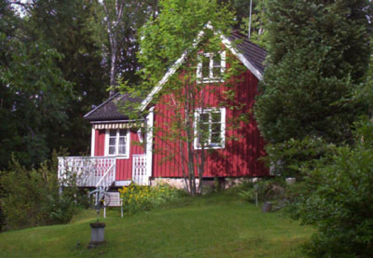 Ferienhaus in Vissefjärda - Rot-weisses Ferienhaus mit Boot unweit vom See