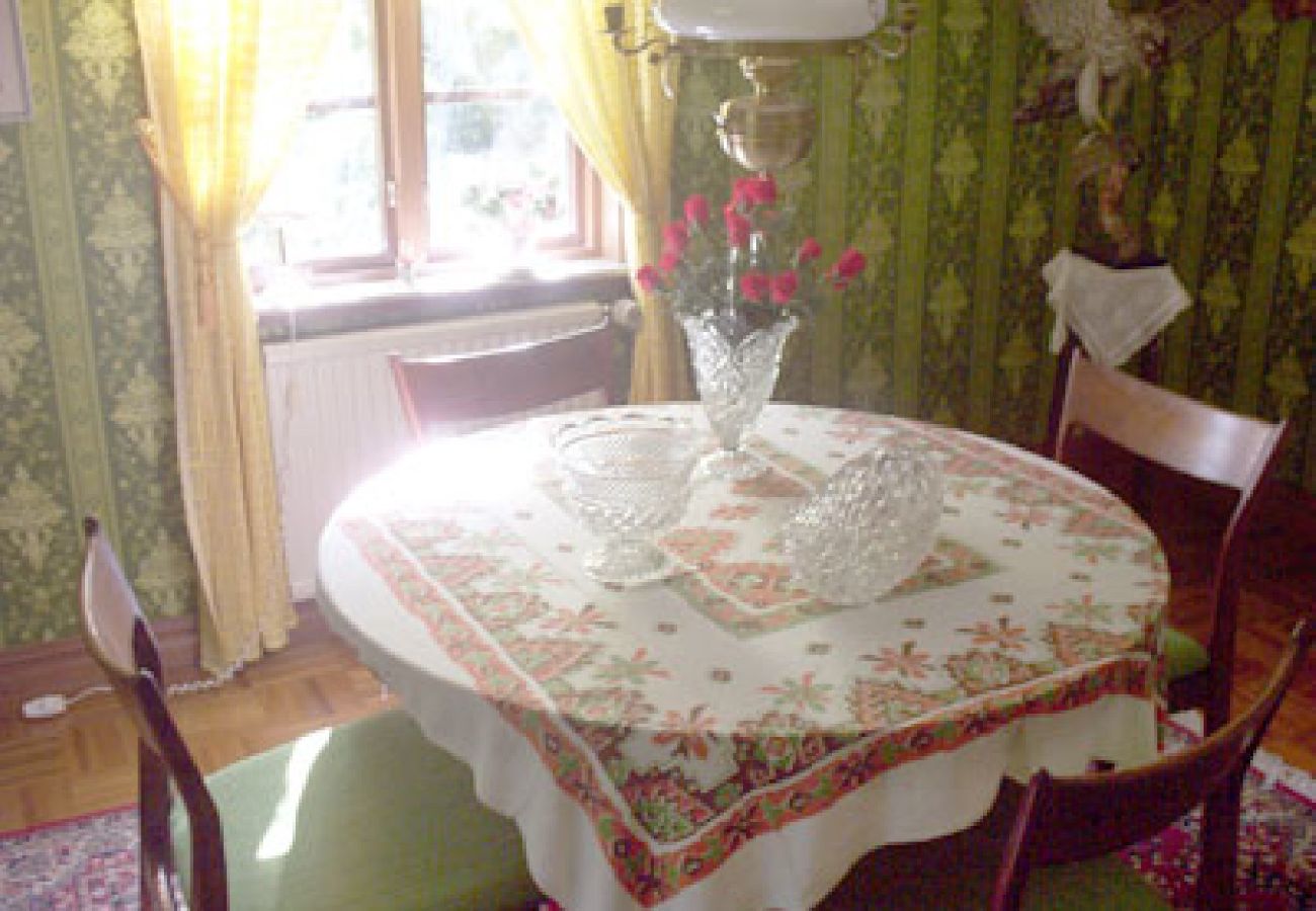 Ferienhaus in Vissefjärda - Rot-weisses Ferienhaus mit Boot unweit vom See