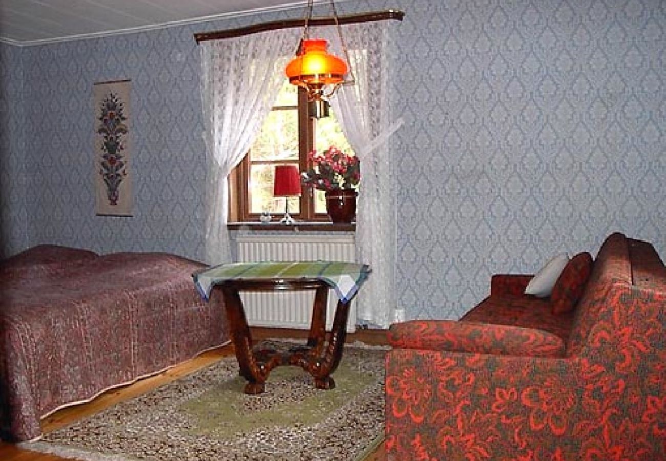 Ferienhaus in Vissefjärda - Rot-weisses Ferienhaus mit Boot unweit vom See