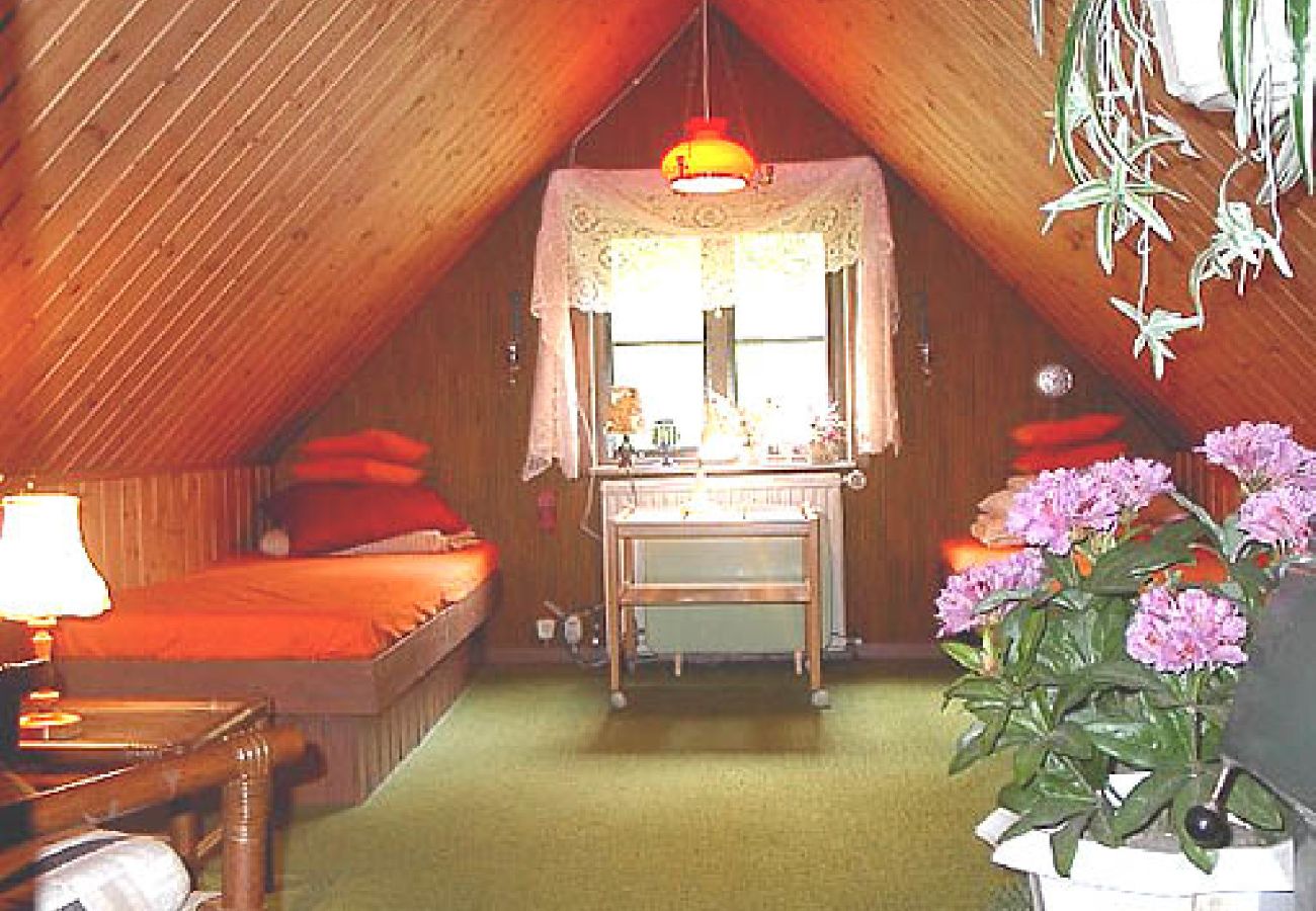 Ferienhaus in Vissefjärda - Rot-weisses Ferienhaus mit Boot unweit vom See