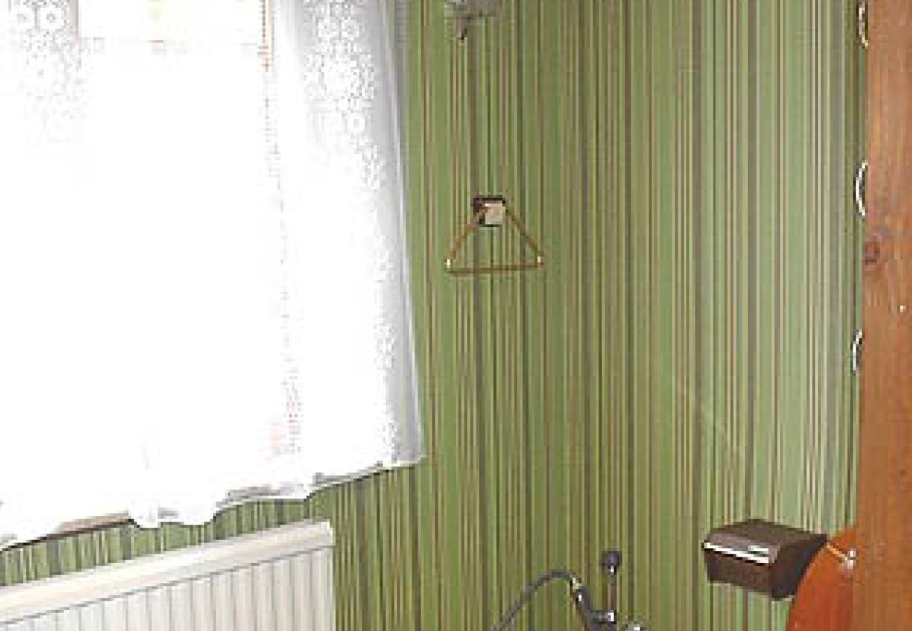 Ferienhaus in Vissefjärda - Rot-weisses Ferienhaus mit Boot unweit vom See
