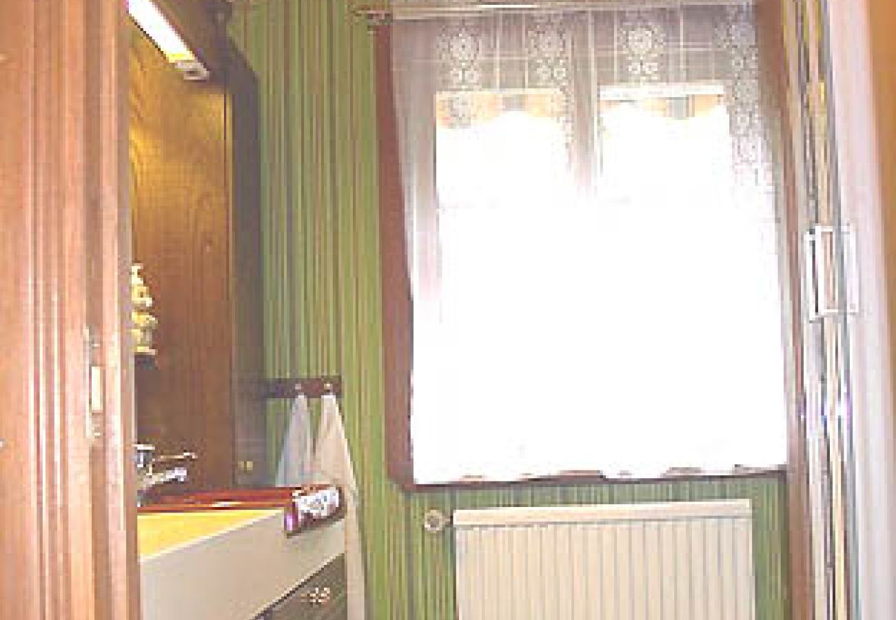 Ferienhaus in Vissefjärda - Rot-weisses Ferienhaus mit Boot unweit vom See