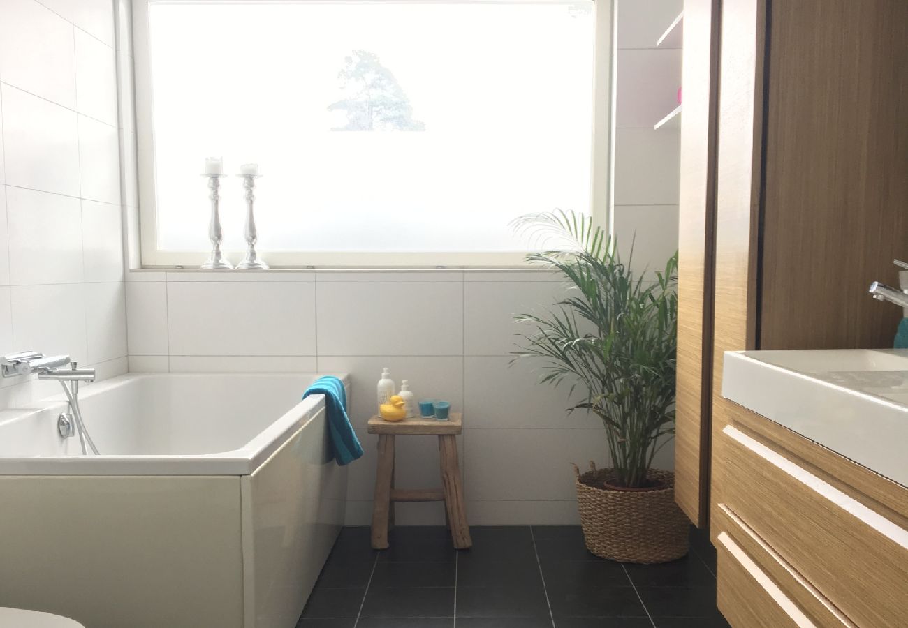 Ferienhaus in Saltsjö-Boo - Villa in Stockholm am Meer unweit der Schären mit Badeplatz