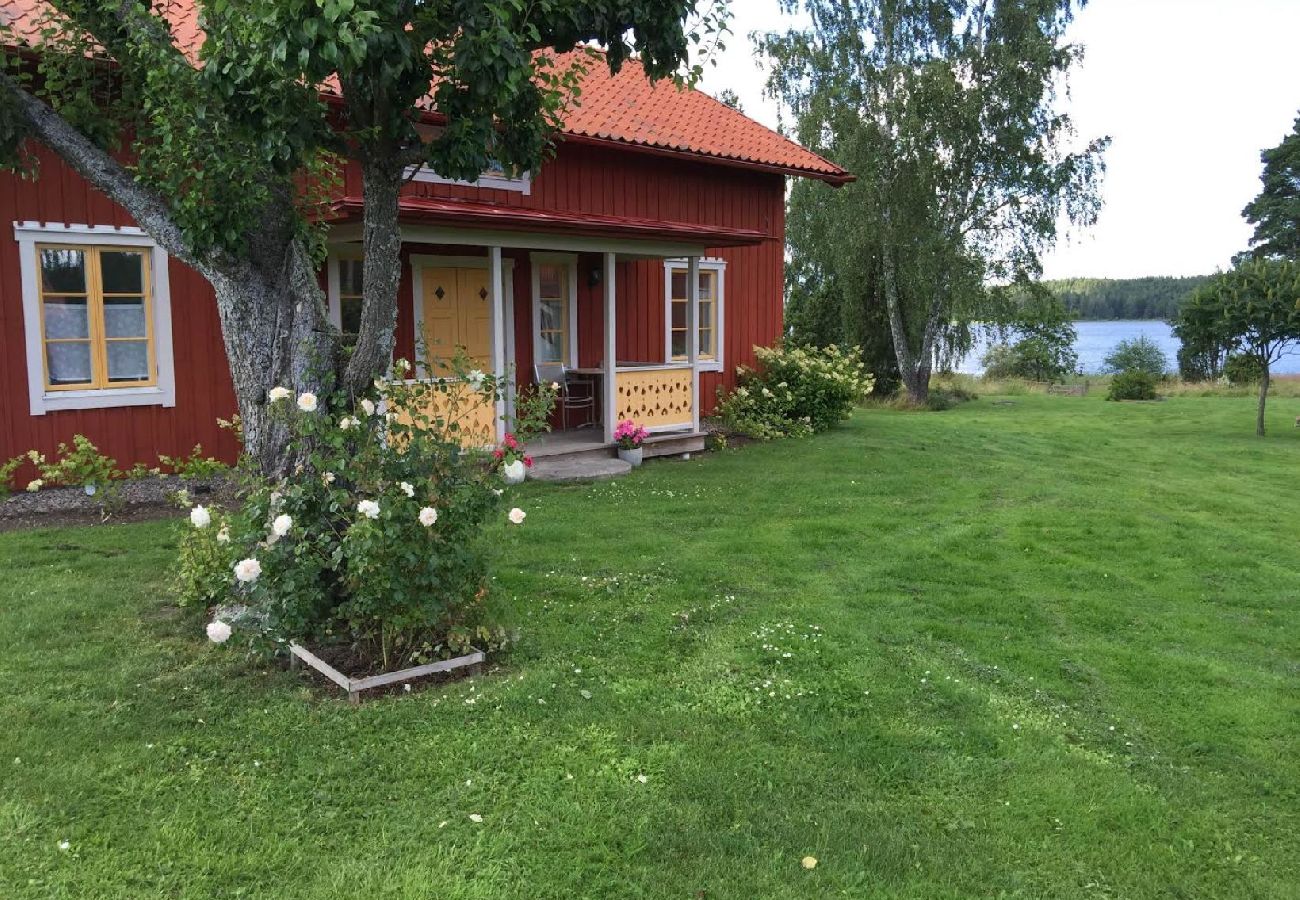 Ferienhaus in Gnesta - Wunderbares Ferienhaus direkt am See Nyckelsjön