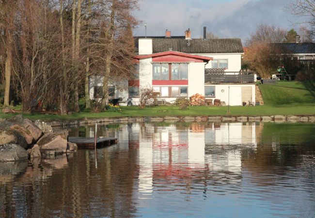  in Bromölla - Schöne Ferienwohnung direkt am See mit Boot, Kanu, Internet und Jacuzzi