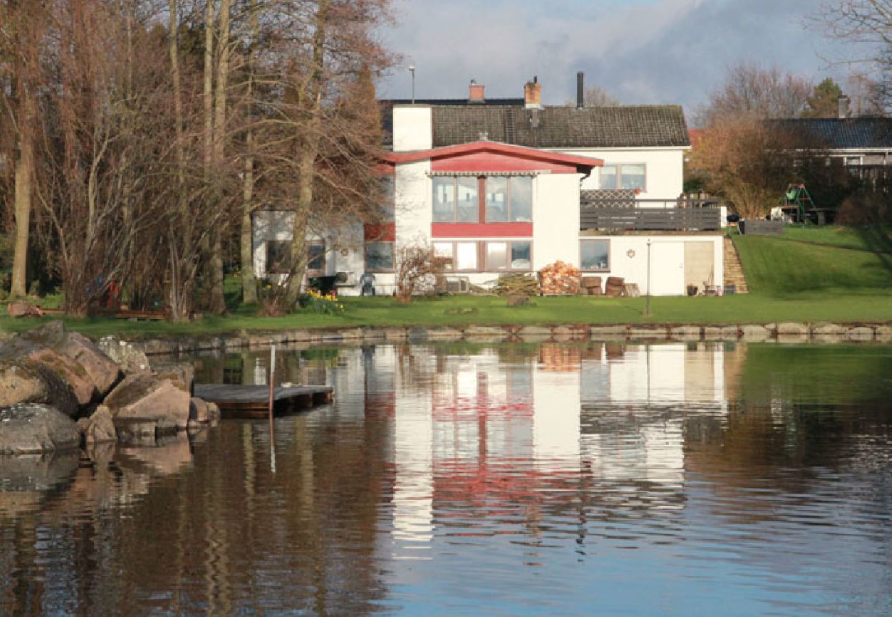 Ferienwohnung in Bromölla - Schöne Ferienwohnung direkt am See mit Boot, Kanu, Internet und Jacuzzi