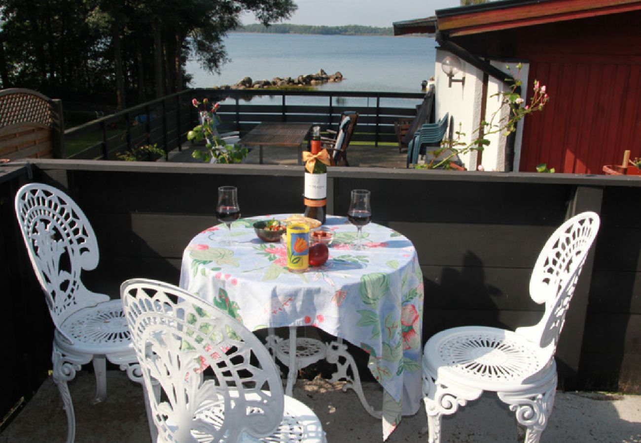 Ferienwohnung in Bromölla - Schöne Ferienwohnung direkt am See mit Boot, Kanu, Internet und Jacuzzi