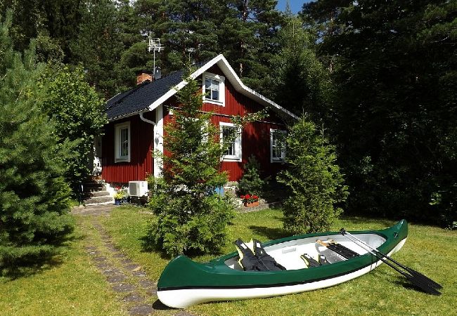 Ferienhaus in Rosenfors - Ruhig gelegen direkt am Wald und 300 vom Wasser