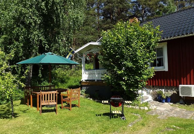 Ferienhaus in Rosenfors - Ruhig gelegen direkt am Wald und 300 vom Wasser