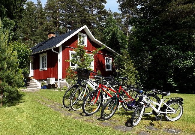 Ferienhaus in Rosenfors - Ruhig gelegen direkt am Wald und 300 vom Wasser