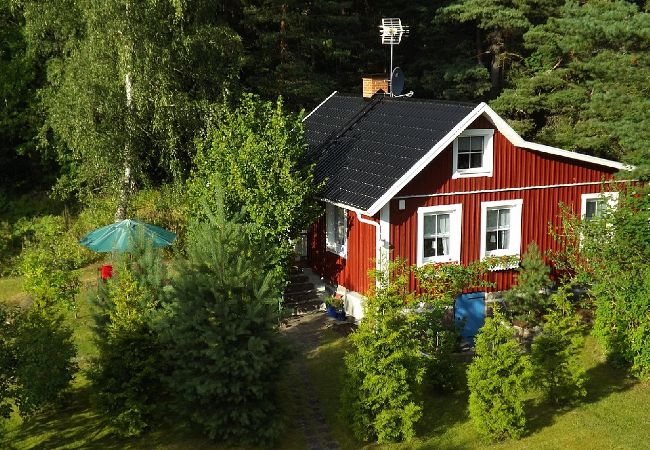 Ferienhaus in Rosenfors - Ruhig gelegen direkt am Wald und 300 vom Wasser Ferienhaus in Rosenfors - Ruhig gelegen direkt am Wald und 300 vom Wasser