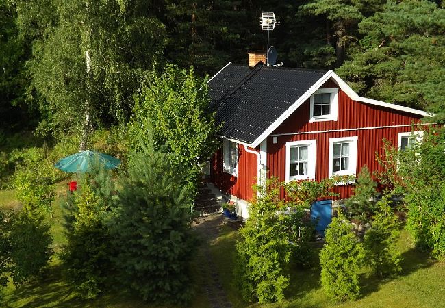 Ferienhaus in Rosenfors - Ruhig gelegen direkt am Wald und 300 vom Wasser