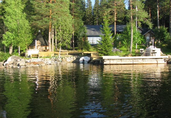 Ferienhaus in Bräcke - Wunderbares Komfort-Blockhaus direkt am See 