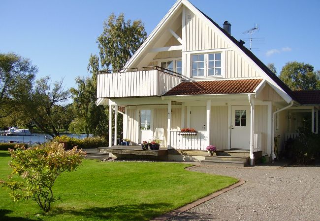 Ferienhaus in Bålsta - Luxuriöse Villa am See ganz in der Nähe von Stockholm