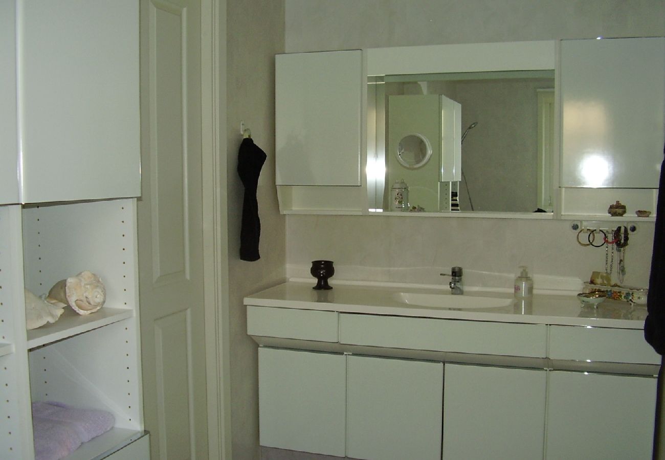 Ferienhaus in Bålsta - Luxuriöse Villa am See ganz in der Nähe von Stockholm