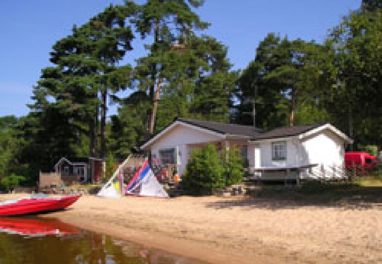 Ferienhaus in Örby - Fantastische Strandlage am See Öresjön