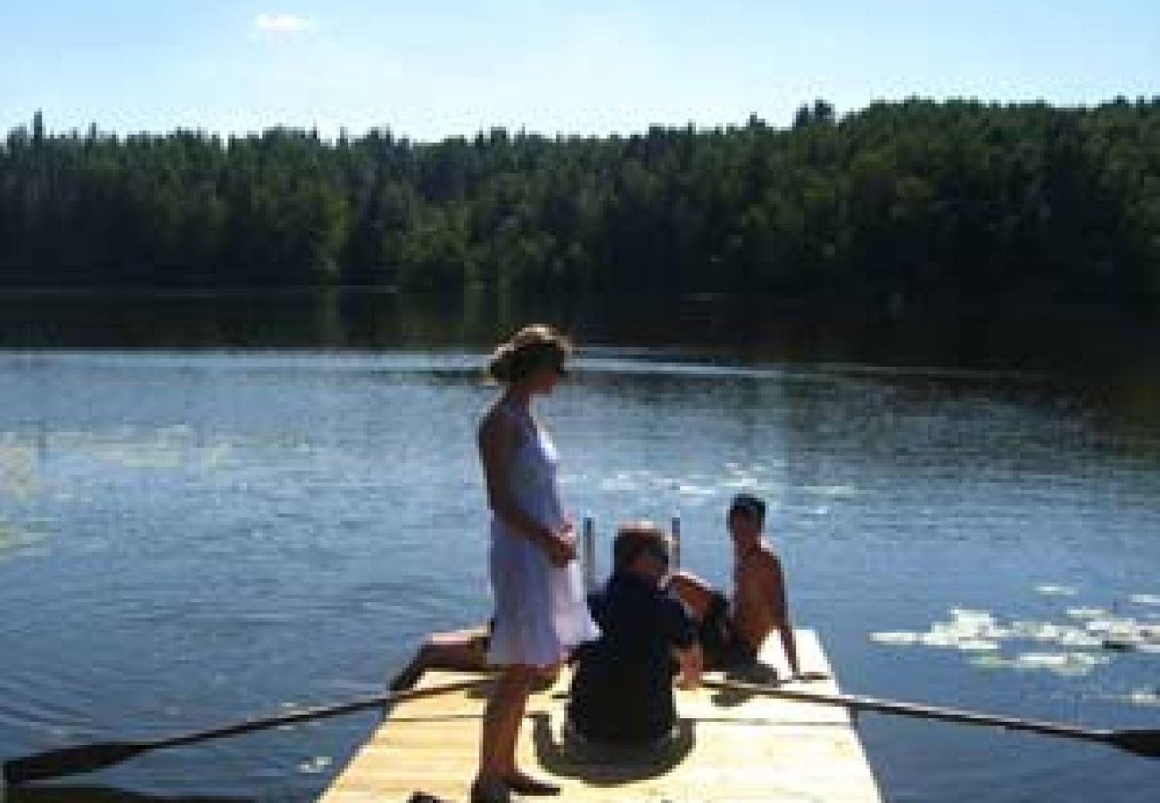Ferienhaus in Stjärnhov - Abgelegen an einem idyllischen Waldsee