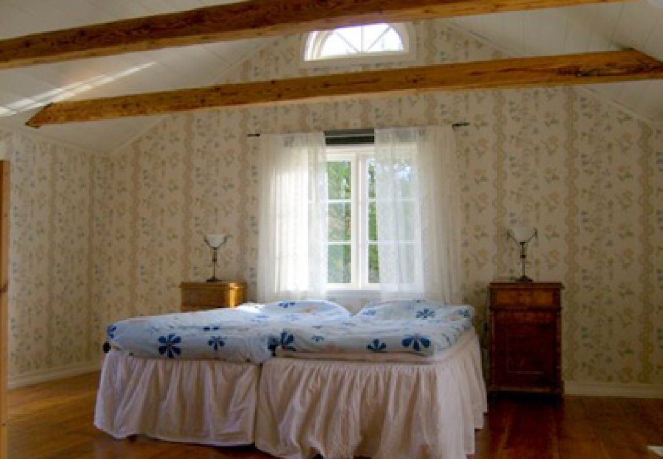Ferienhaus in Vissefjärda - Ferienhaus in den Wäldern Smålands  mit Boot unweit vom See mit Boot, Internet und Sauna am See