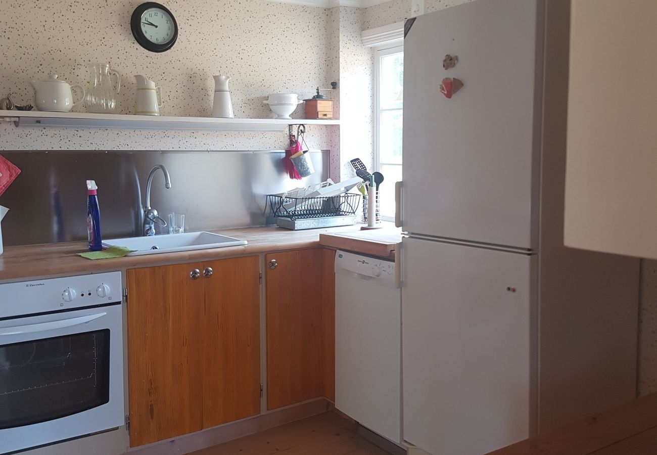 Ferienhaus in Vissefjärda - Ferienhaus in den Wäldern Smålands  mit Boot unweit vom See mit Boot, Internet und Sauna am See