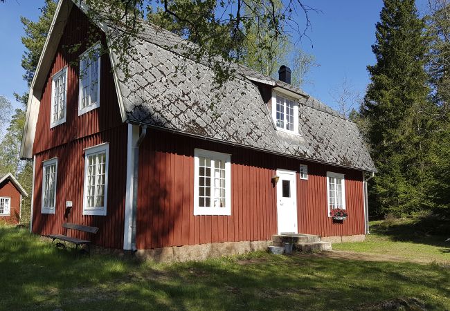 Ferienhaus in Älmeboda - Typisch rot-weisses Ferienhaus umgeben von Wald und See