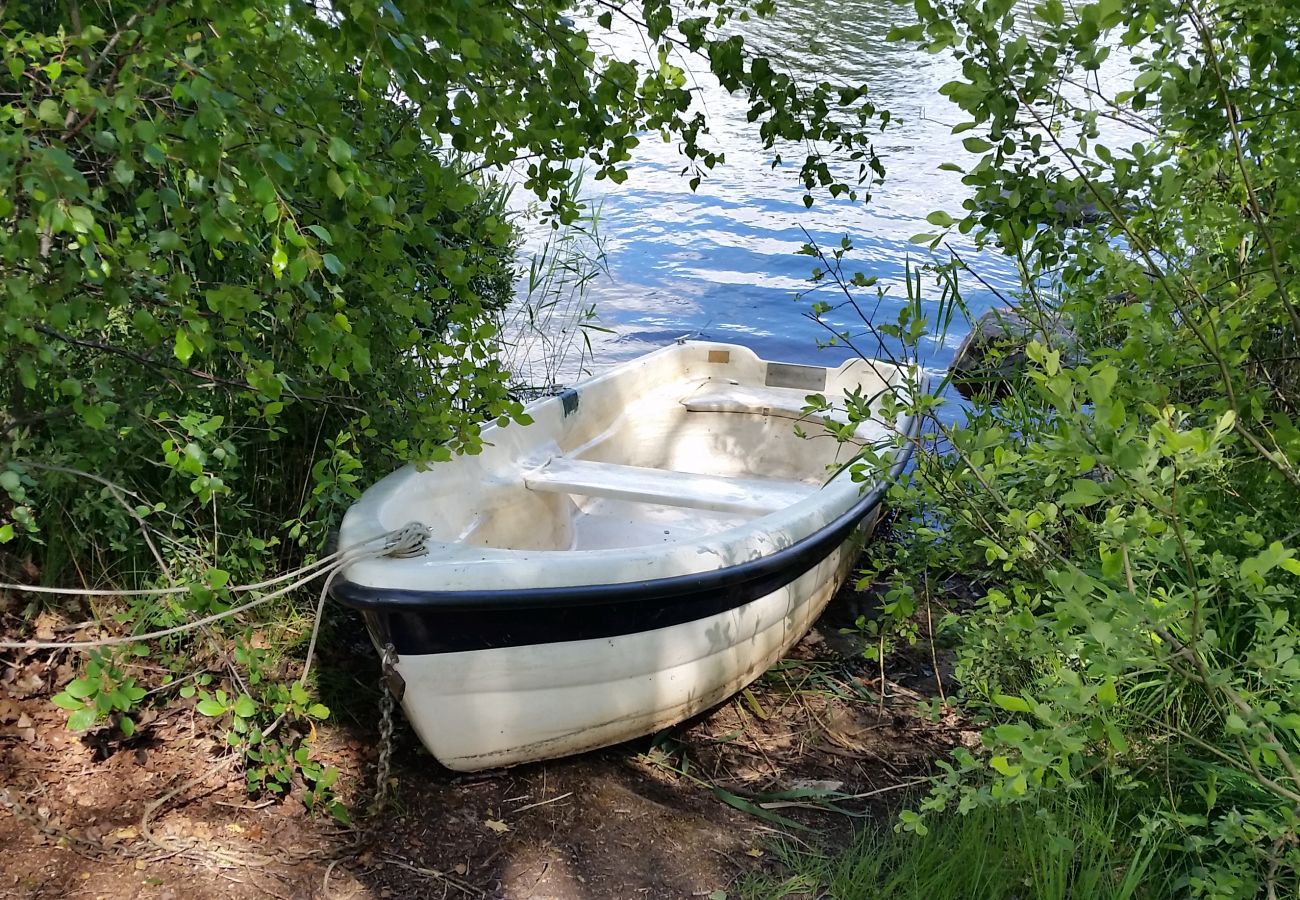 Ferienhaus in Älmeboda - Typisch rot-weisses Ferienhaus umgeben von Wald und See