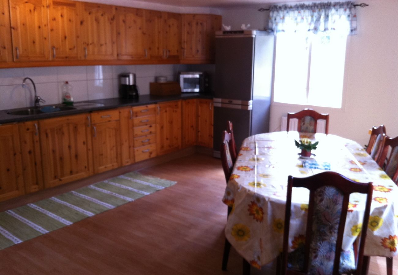 Ferienhaus in Veddige - Grosses Ferienhaus am Waldrand und unweit vom See 