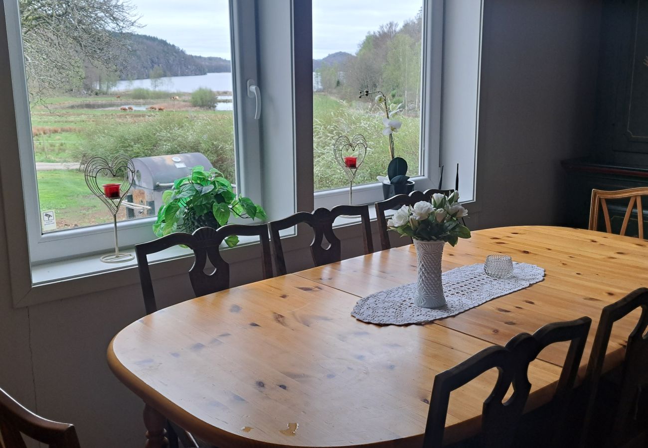 Ferienhaus in Veddige - Grosses Ferienhaus am Waldrand und unweit vom See 