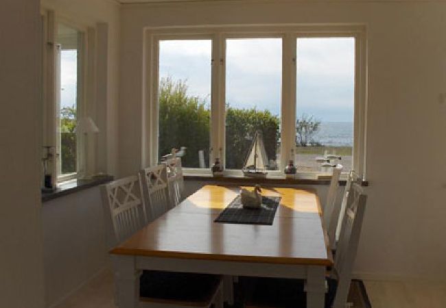 Ferienhaus in Löttorp - Strandvilla mit phantastischer Lage am Meer