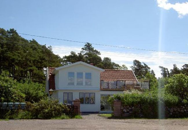 Ferienhaus in Löttorp - Strandvilla mit phantastischer Lage am Meer