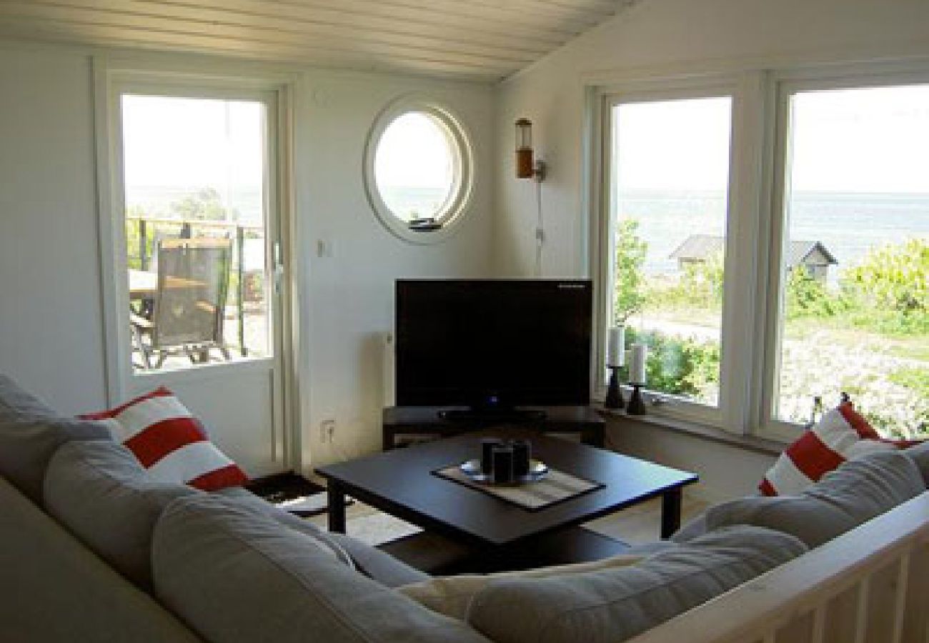 Ferienhaus in Löttorp - Strandvilla mit phantastischer Lage am Meer