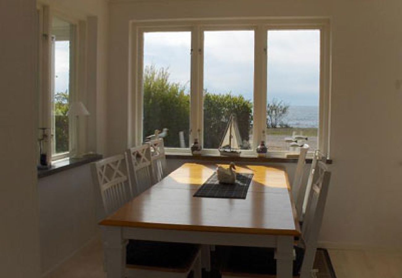 Ferienhaus in Löttorp - Strandvilla mit phantastischer Lage am Meer