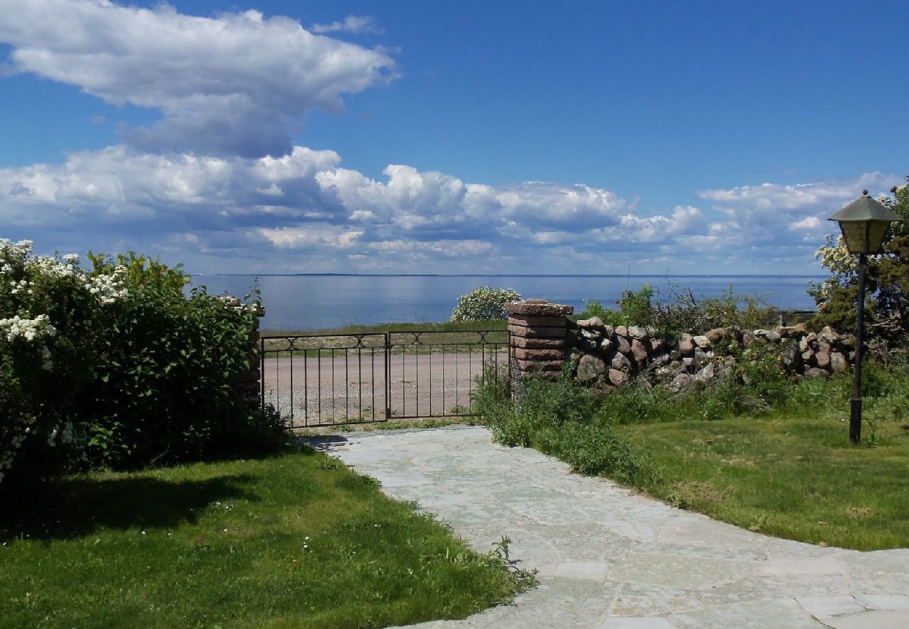 Ferienhaus in Löttorp - Strandvilla mit phantastischer Lage am Meer