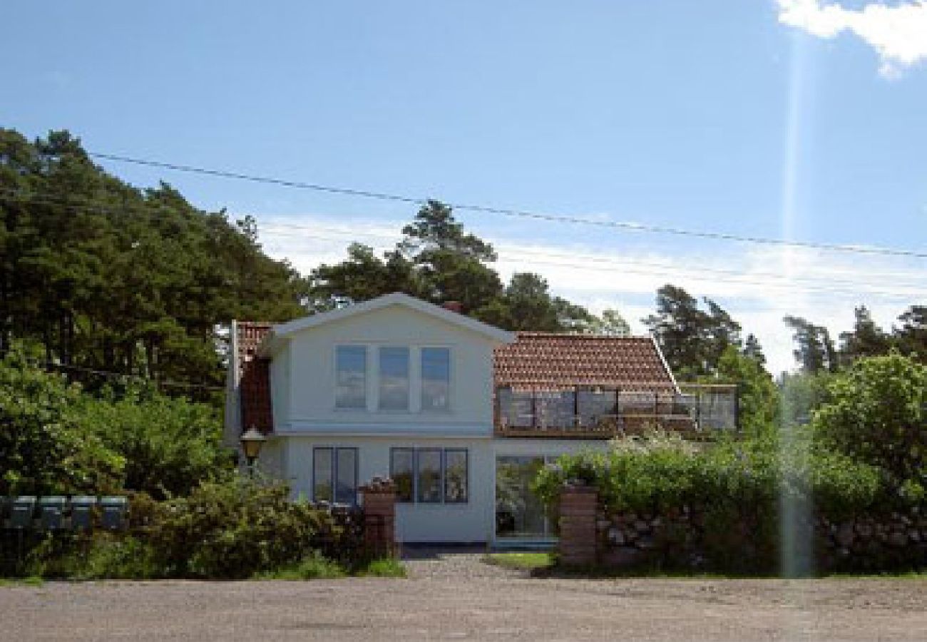 Ferienhaus in Löttorp - Strandvilla mit phantastischer Lage am Meer