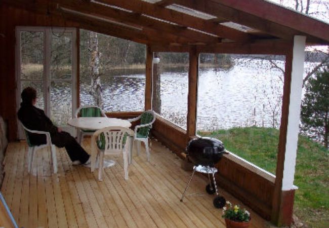 Ferienhaus in Rimbo - Ferienhaus am See mit grasenden Pferden als Nachbarn