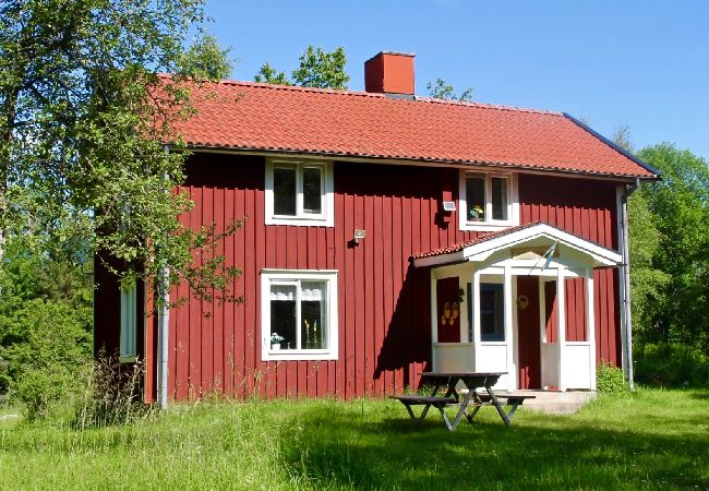 Ferienhaus in Sävsjöström - Urlaub in Alleinlage mitten im Wald mit Sauna und Kanu