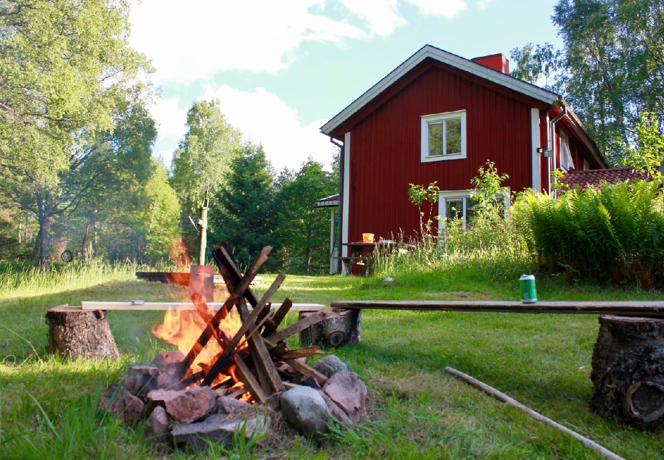 Ferienhaus in Sävsjöström - Urlaub in Alleinlage mitten im Wald mit Sauna und Kanu