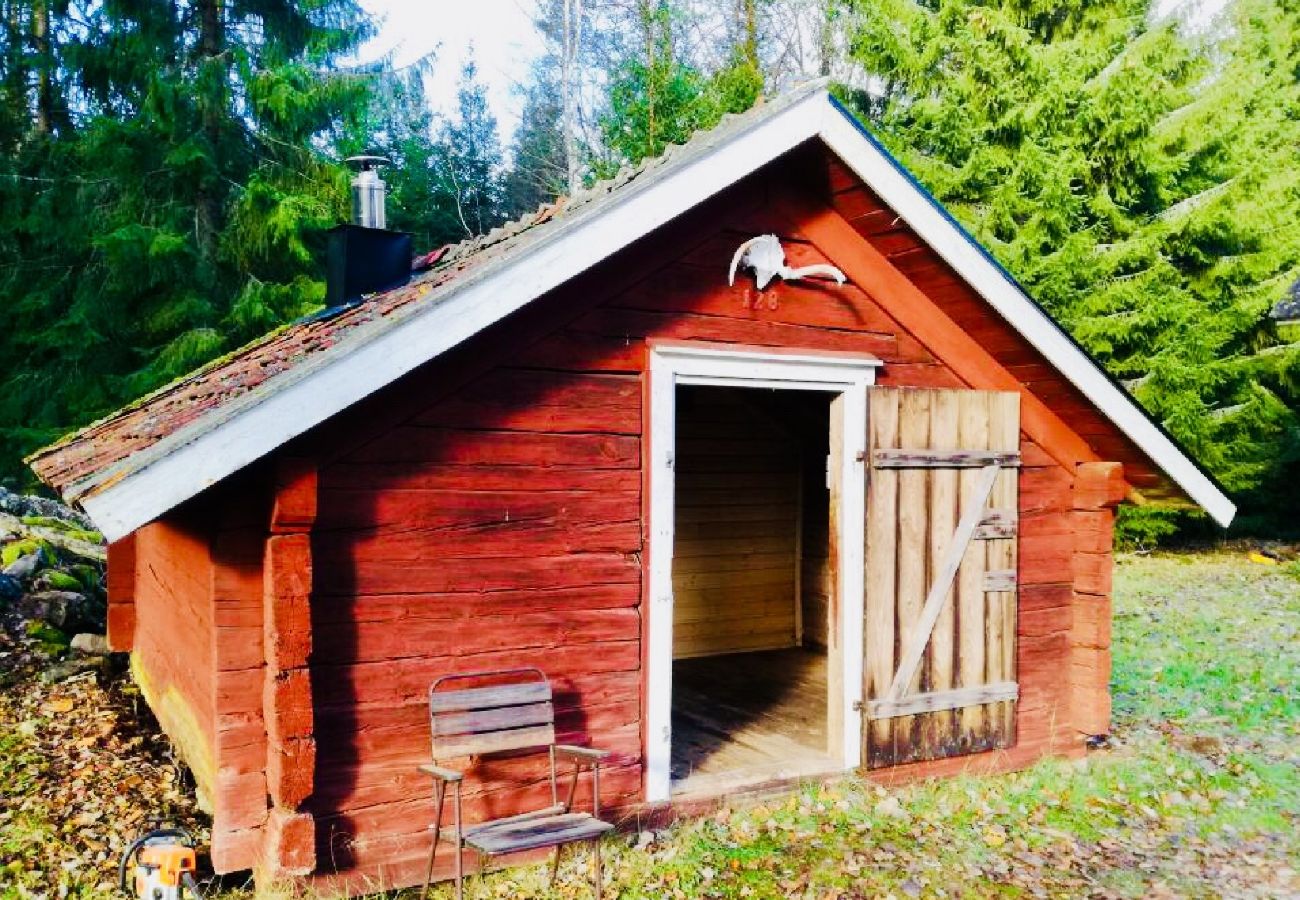 Ferienhaus in Sävsjöström - Urlaub in Alleinlage mitten im Wald mit Sauna und Kanu