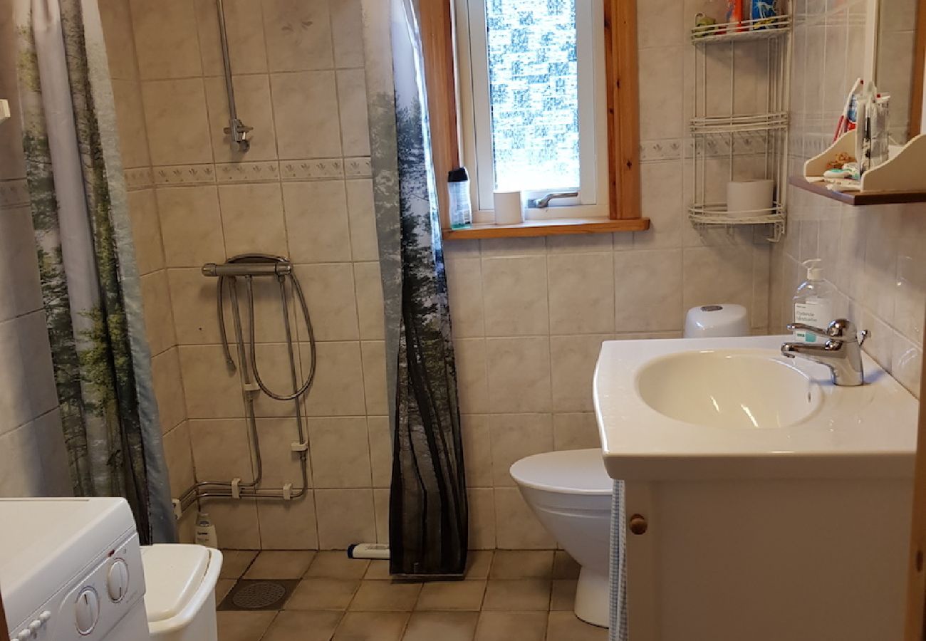 Ferienhaus in Bjärnum - 2 Ferienhäuser mit Sauna und Whirlpool direkt am See