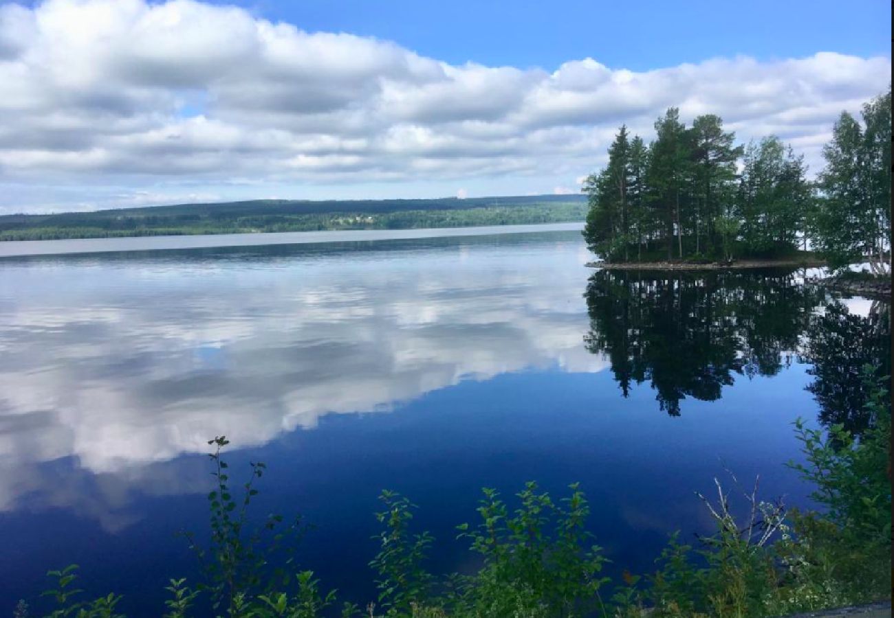 Ferienhaus in Hoting - Ferienhaus auf einem Seegrundstück am See Tåsjön