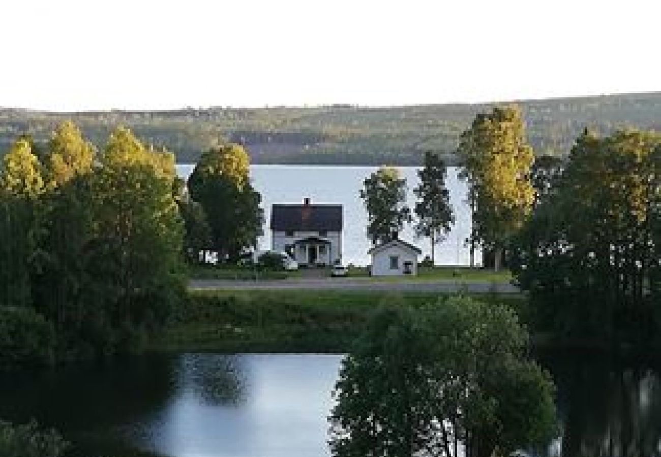 Ferienhaus in Hoting - Ferienhaus auf einem Seegrundstück am See Tåsjön