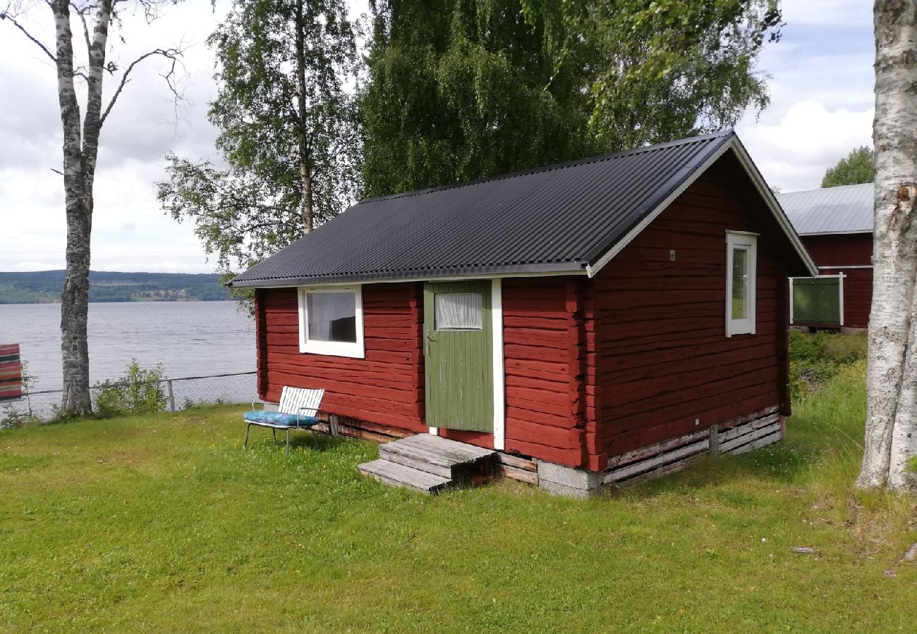 Ferienhaus in Hoting - Ferienhaus auf einem Seegrundstück am See Tåsjön