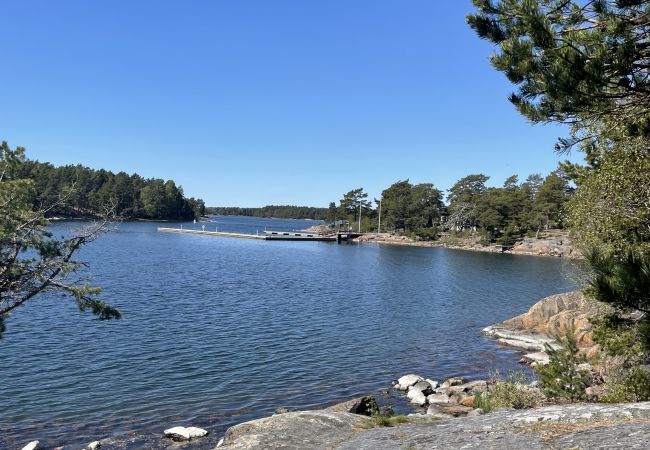 Ferienhaus in Vålarö - Fantastische Lage am Meer mitten im Schärengarten mit Pool unweit von Nyköping Ferienhaus in Vålarö - Fantastische Lage am Meer mitten im Schärengarten mit Pool unweit von Nyköping