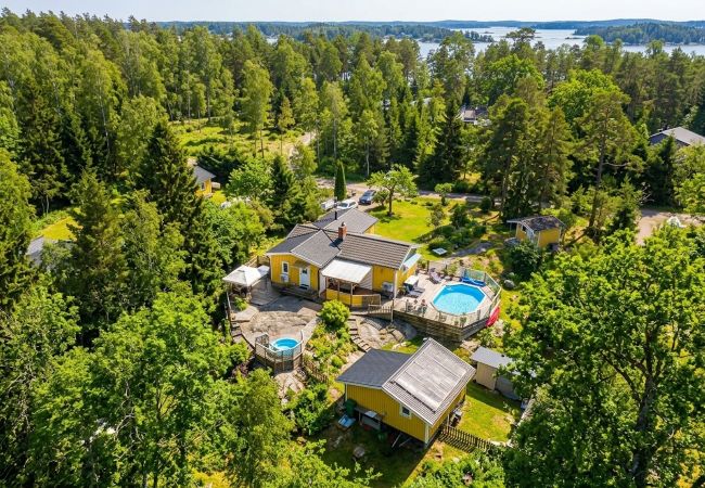 Ferienhaus in Vålarö - Fantastische Lage am Meer mitten im Schärengarten mit Pool unweit von Nyköping